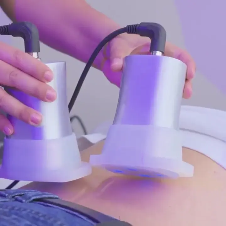 Aplicación de bioterapia con ondas en la zona lumbar